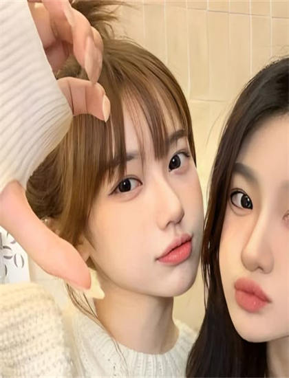 《皇后娘娘万福金安》象征隐喻解析：符号意义与深层寓意探讨